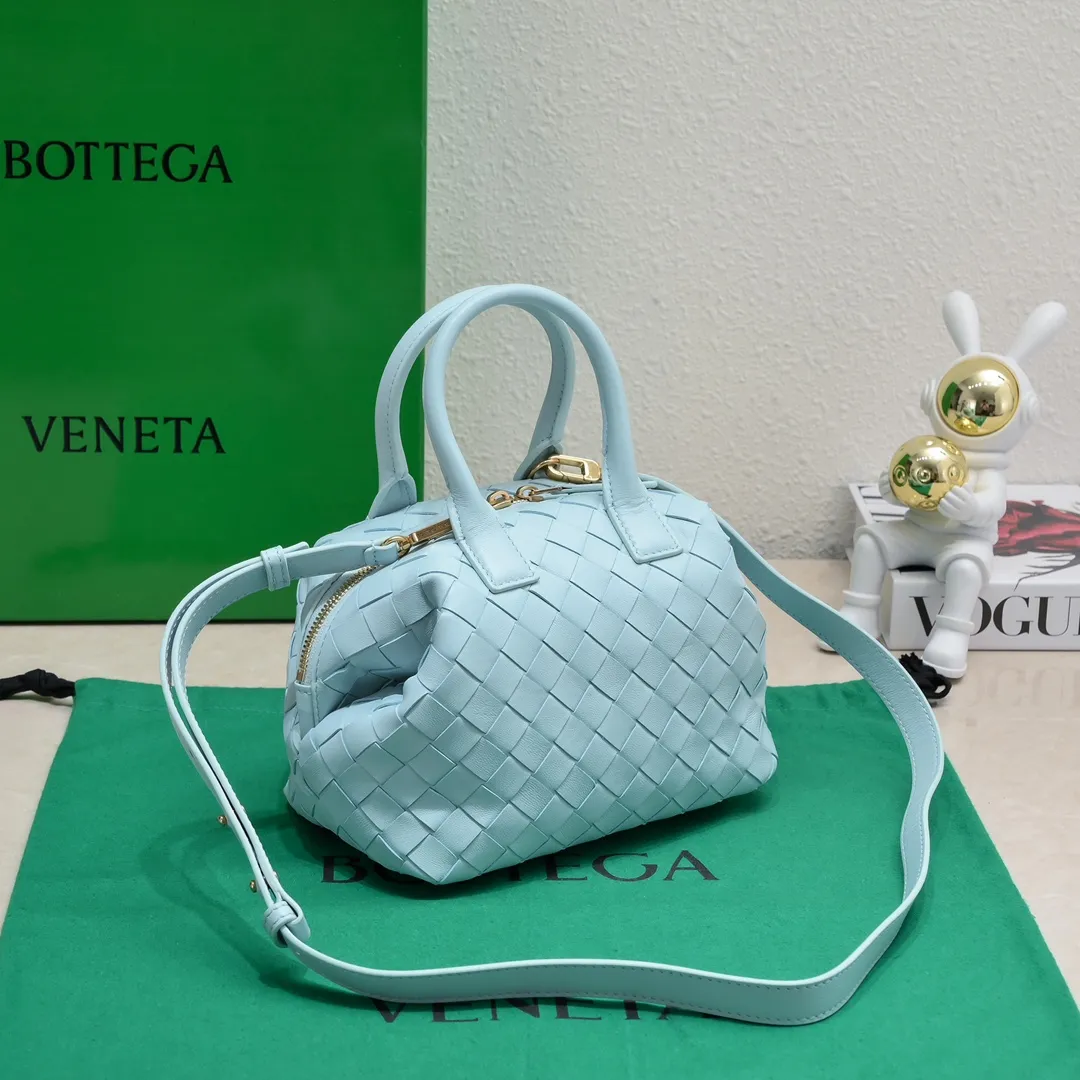 Batch 1560 #Bv Small Intrecciato woven leather bowling bag with detachable crossbody strap, single interior flat pocket, zipper closure "Classic weaving craftsmanship" is an indispensable symbol of the brand🔥. The meticulous weaving craftsmanship not only makes the bucket bag show a sense of high-end, but also adds a sense of agility to it, exuding a simple and elegant beauty. It is made of soft and delicate sheepskin texture. It is light and comfortable, and reveals a sense of high-end everywhere. The color matching is refreshing and clean, and the upper body is aged~concave shape! A bowling bag that can be used for both work and leisure. Size: 20.5*15.5*10cm, model: 7460#